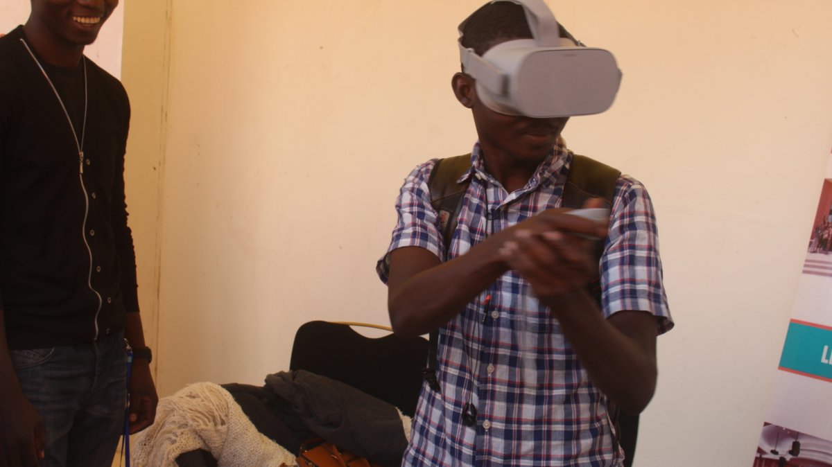 TheBuilders13's tweet photo. #Entreprendre2020 Jour J2
Bienvenue dans le Monde Virtuel😎😎😎
Un petit temps de distractions avec le VR.🙂🙂🙂
#Entreprendre2020
#AnyBodyCanDream https://t.co/6PQ3OQOQzX