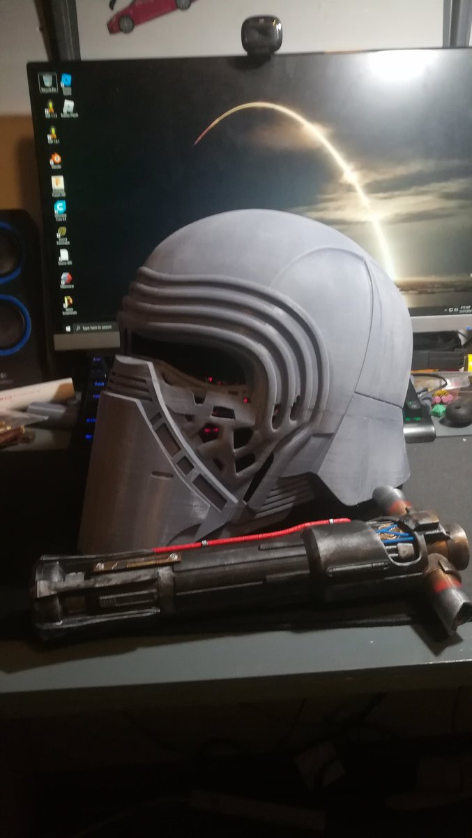 _AstroGuy_'s tweet photo. Printed a very cool model of Kylo Ren's helmet off of Thingiverse. My Ender 3 handled all the parts fine with overall good quality! here's some pics of the process so far. I've got it assembled, spot putty sanded,and primed. #Ender3 #StarWars #KyloRen #3Dprinting https://t.co/cFdZWlnBKM