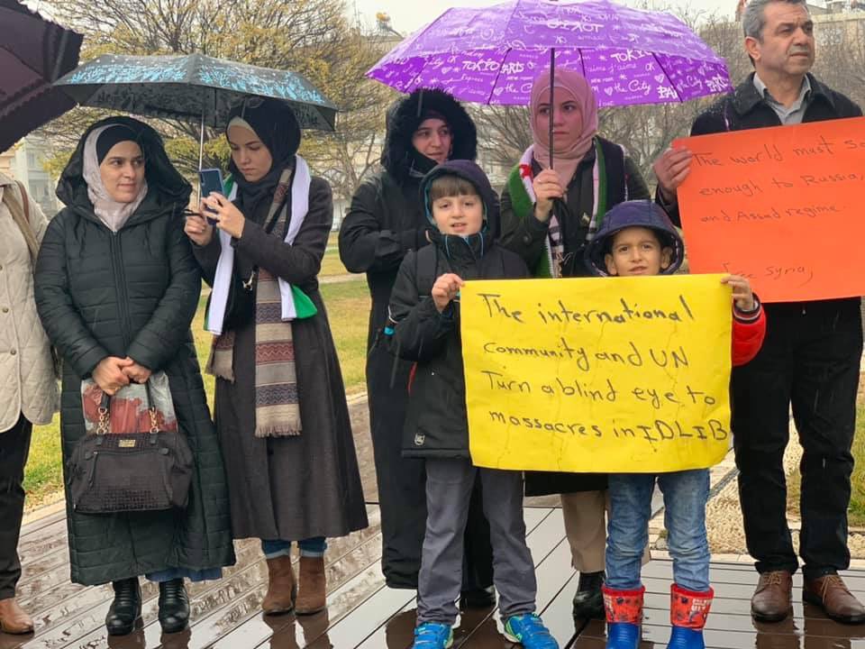 asaadhanna's tweet image. Syrian and Turkish people in a demonstration in #Gaziantep to stand by the civilians in #Idlib who are under the attacks of Assad and Russia.
#IdlibisUnderFire