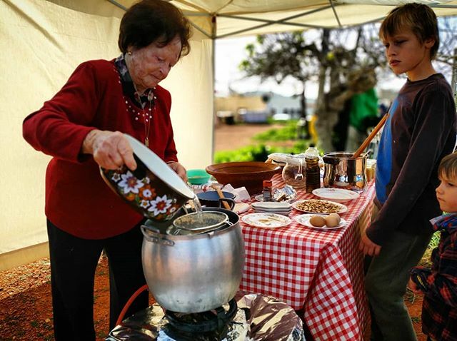 cieivissa's tweet photo. Hoy Catalina nos ha encantado con su Salsa de Nadal.
#salsadenadal #mercadodeproductores #mercatdeproductors #airelibre #sol #almendras #huevopayes #eivissa #ibiza #nadal  #tradicion https://t.co/ou7xeSsxww https://t.co/iAQ9qBVMfV