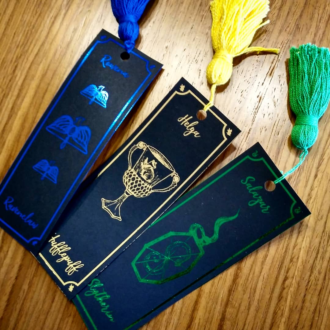 Multi_Phobic's tweet photo. Nuestros puntos de libros más mágicos✨ Esperamos que estéis pasando unas buenas fiestas💕 - Ya no nos quedan de Gryffindor, pero pronto haremos más 🙌-
-
#harrypotter #potterhead #hufflepuff #ravenclaw #slytherin #bookmark #fanart #foilprint https://t.co/iVW9CMtvU9