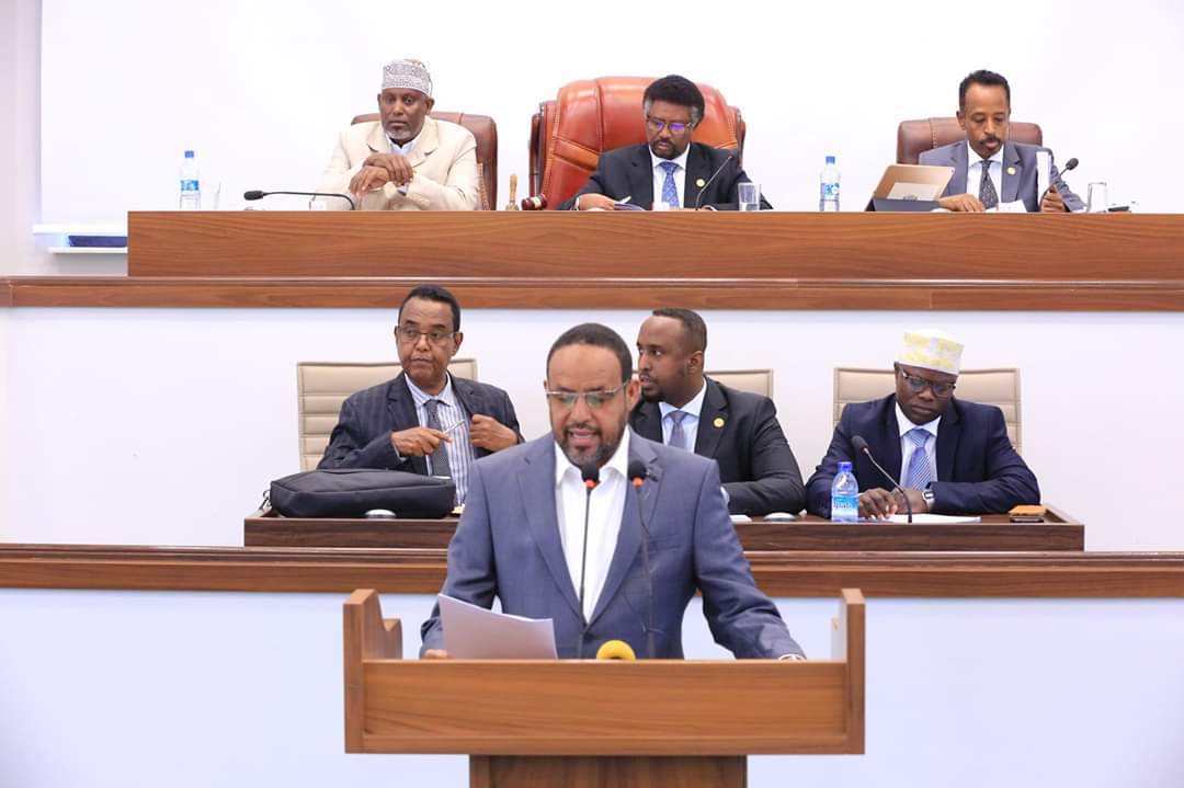 AdCommitte's tweet photo. Golaha Shacabka wuxuu gaaray guul taariikhi ah iyada oo aqlabiyad balaaran lagu ansixiyey sharciga doorashooyinka oo dalka u horseedaya doorasho qof iyo cod ah iyada oo lagu tartamayo hanaan axsaabta siyaasadda badan (multiparty system). https://t.co/WMOfjlDZS3