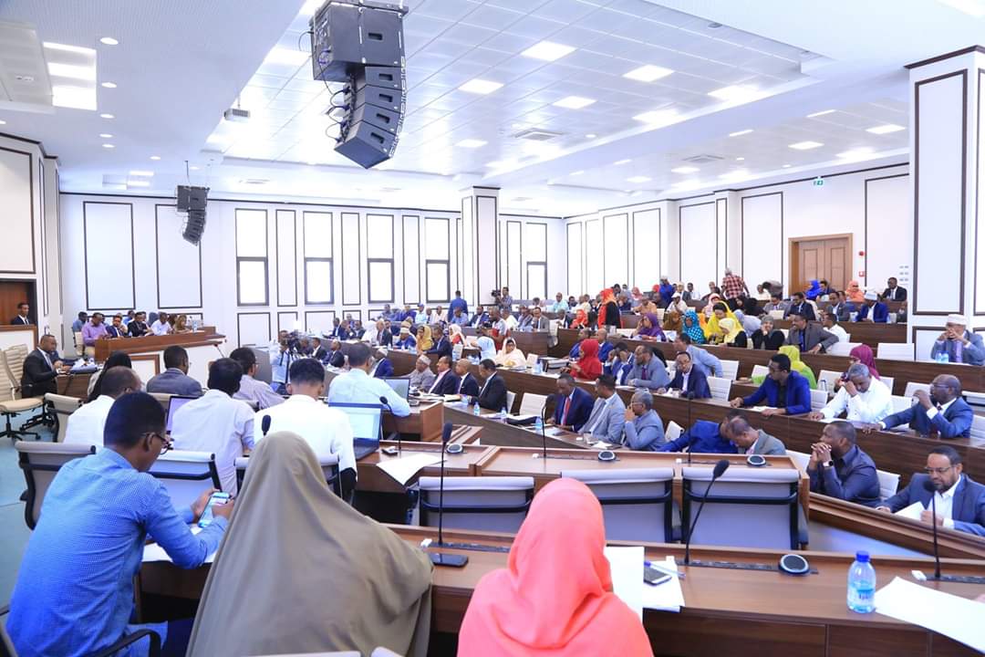 AdCommitte's tweet photo. Golaha Shacabka wuxuu gaaray guul taariikhi ah iyada oo aqlabiyad balaaran lagu ansixiyey sharciga doorashooyinka oo dalka u horseedaya doorasho qof iyo cod ah iyada oo lagu tartamayo hanaan axsaabta siyaasadda badan (multiparty system). https://t.co/WMOfjlDZS3