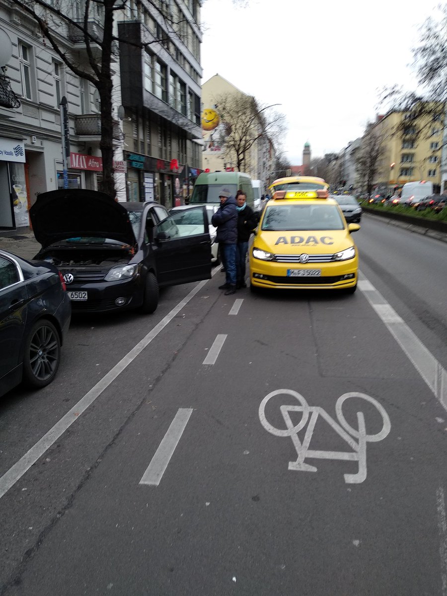 xberg_edge's tweet photo. Der gelbe Engel funktioniert nur mit Windschutzscheiben-Perspektive.

@ADAC #runtervomRadweg https://t.co/DhflaBduS8