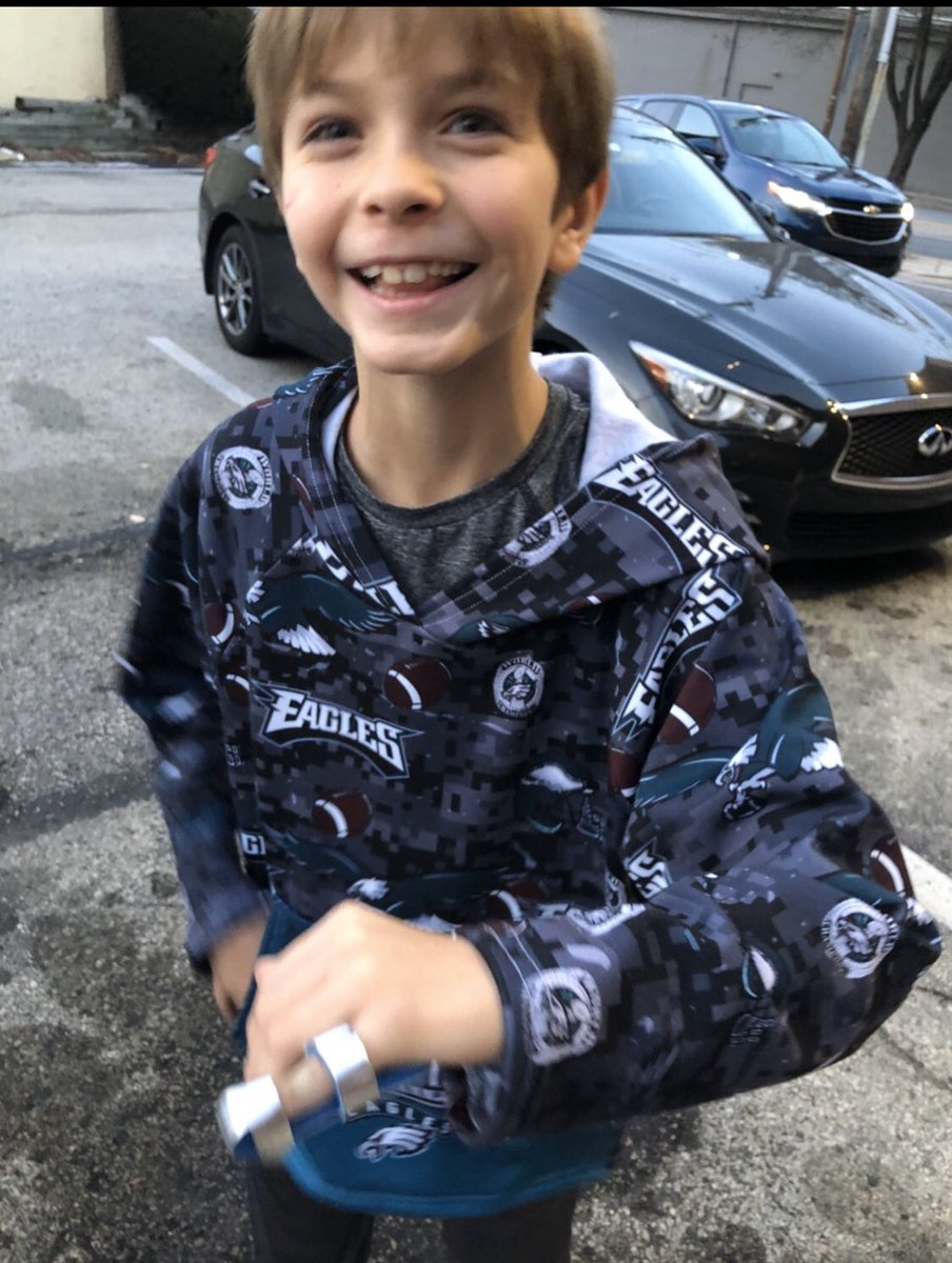 TammieSouza's tweet photo. Ouch! #HairlineFracture on Caleb’s pinky finger 🤕#TypicalBoy https://t.co/sEyGht8bUS