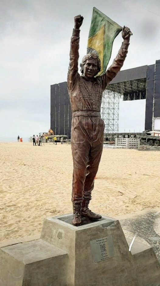 Ayrton Senna ganhou nesta semana uma estátua de bronze em tamanho natural, instalada na orla de Copacabana, no Rio de Janeiro. Fica sobre uma base de concreto que imita o pódio. Os responsáveis pela homenagem informam que pode se tornar itinerante. #SennaSempre