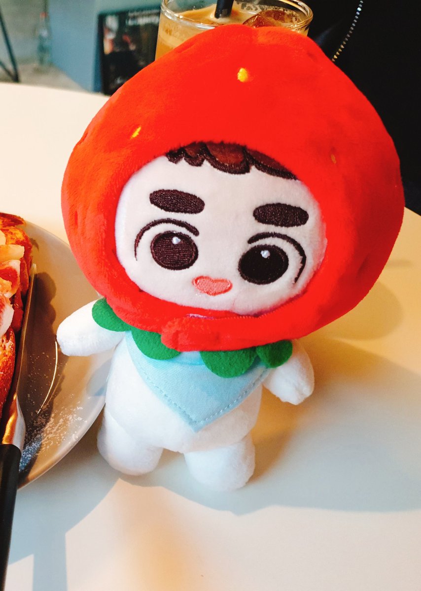 cuhyuk's tweet photo. 팔로워분들중에 이번콘에서 요고 받고 싶은분 계신가요?
일단 종인이만 15개 정도고 다른 멤버는 각 5개씩 챙겨갑니다
첫콘은 2시부터, 중막은 아침10시부터 현장에 있을 예정이에요
당일에 카페 자리잡으면 어디카페인지 타래로 알려드릴게요!
사진속 딸기뽀램을 찾아주세요🤗 https://t.co/NMxM9xikyN