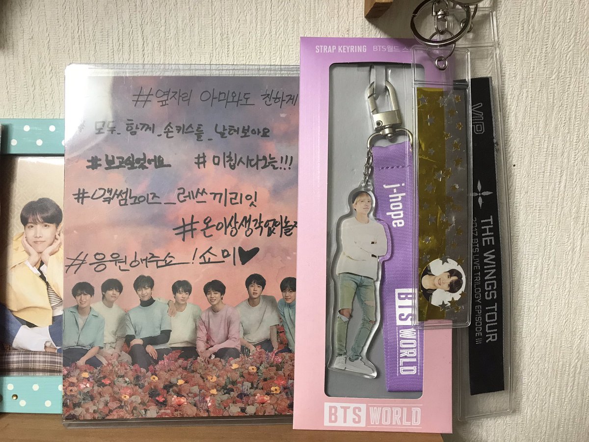 saku_3906's tweet photo. 溜まりに溜まってどうしようもない金銀テープ。BTSのテープは全く文字が無いから持って帰っても何コレ？いつの？状態。それでも記念にセリアの銀テをキーホルダーにできるアイテムに入れてみた。星形のスパンコール付けて推しのシール貼って完成。クオリティ低い自己満ヲタグッズのできあがり🙄🌟 https://t.co/FWWMr9xoCZ