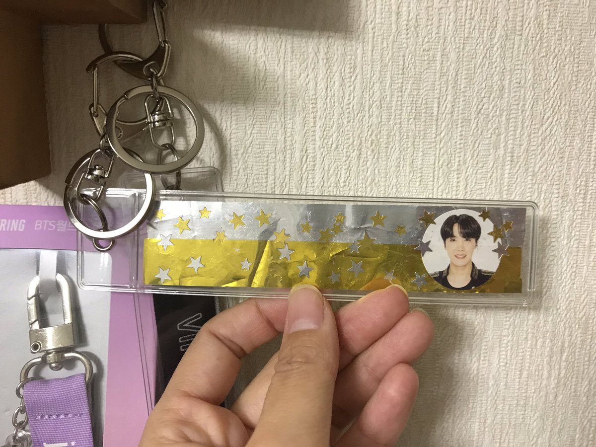 saku_3906's tweet photo. 溜まりに溜まってどうしようもない金銀テープ。BTSのテープは全く文字が無いから持って帰っても何コレ？いつの？状態。それでも記念にセリアの銀テをキーホルダーにできるアイテムに入れてみた。星形のスパンコール付けて推しのシール貼って完成。クオリティ低い自己満ヲタグッズのできあがり🙄🌟 https://t.co/FWWMr9xoCZ