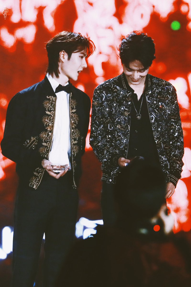 melovcakey's tweet photo. xiao zhan &amp; wang yi bo really makes me happy tonight 😚 hope they'll receive more project together 😇 im happy when they're happy #YiZhan #XiaoZhan #WangYibo王一博 #WangXian #TencentVideoAllStarAwards2019 https://t.co/VBpERdsZUS