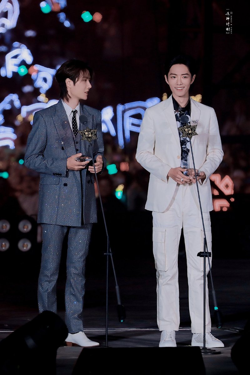 melovcakey's tweet photo. xiao zhan &amp; wang yi bo really makes me happy tonight 😚 hope they'll receive more project together 😇 im happy when they're happy #YiZhan #XiaoZhan #WangYibo王一博 #WangXian #TencentVideoAllStarAwards2019 https://t.co/VBpERdsZUS