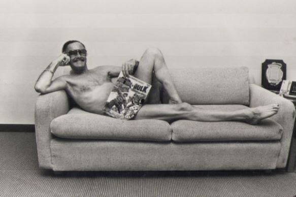 ChuckBrouilette's tweet photo. #HappyBirthday #StanLee #ComicBooksBarnum #DistinguishedCompetition neverHad #17yearOldGoldenAgeAssistant@ #hisCousinsHusbandsPublishingHouse madeOverAsHis60s #HouseOfIdeas w #ShakespeareForComicBookSuperHeroes hePlumbed #KitchenSinkDrama #ComicsBullpen interest & #creatorCredits https://t.co/1QYLqbXcmi