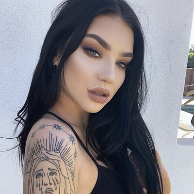 ALICEN0TCULLEN's tweet photo. natural look? Don’t fuck with that. #NewAlicePic #TOWNSELFIES https://t.co/UTjlw48NmO