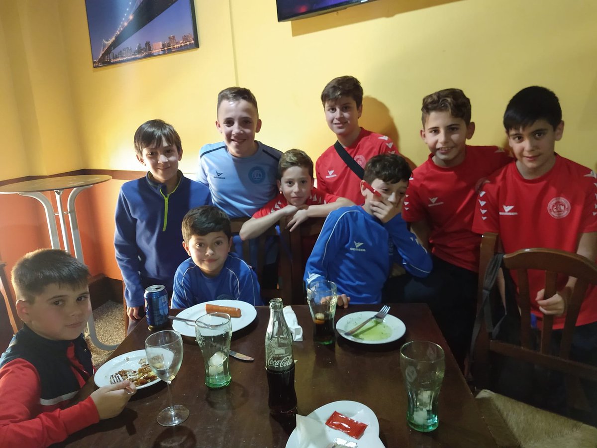 🌲📸 En el mediodía de este sábado nuestros equipos #BenjamínB y #Alevín disfrutaron de su almuerzo de Navidad. Los pupilos de Ana M Jiménez cerraron el 2019 en Cervecería-Bar La Ronda, uno de los patrocinadores del club. 

#FútbolSala #DoñaMencía