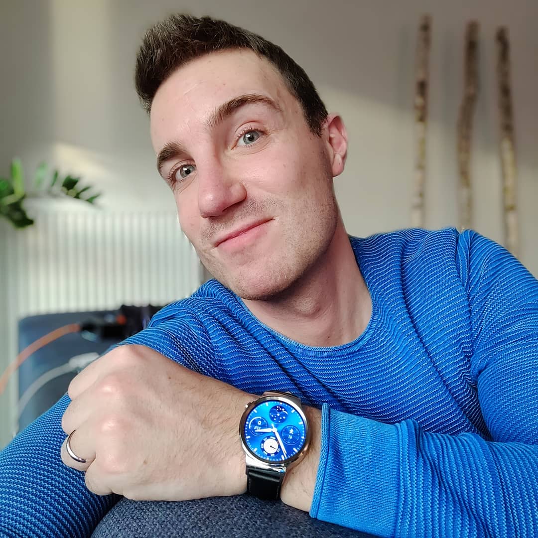 KTZ_KTechZone's tweet photo. The first #huaweiwatch is still one of my favourite #smartwatch to date๐ This one has a TRUE TIMELESS Design โ
#huawei #smartwatches #menswatches #menwatch #watchesformen #belgianboy #belgianblogger #dutchblogger #frenchblogger #belgium #belgiancreator #contentcreator https://t.co/EnuzmWlkah