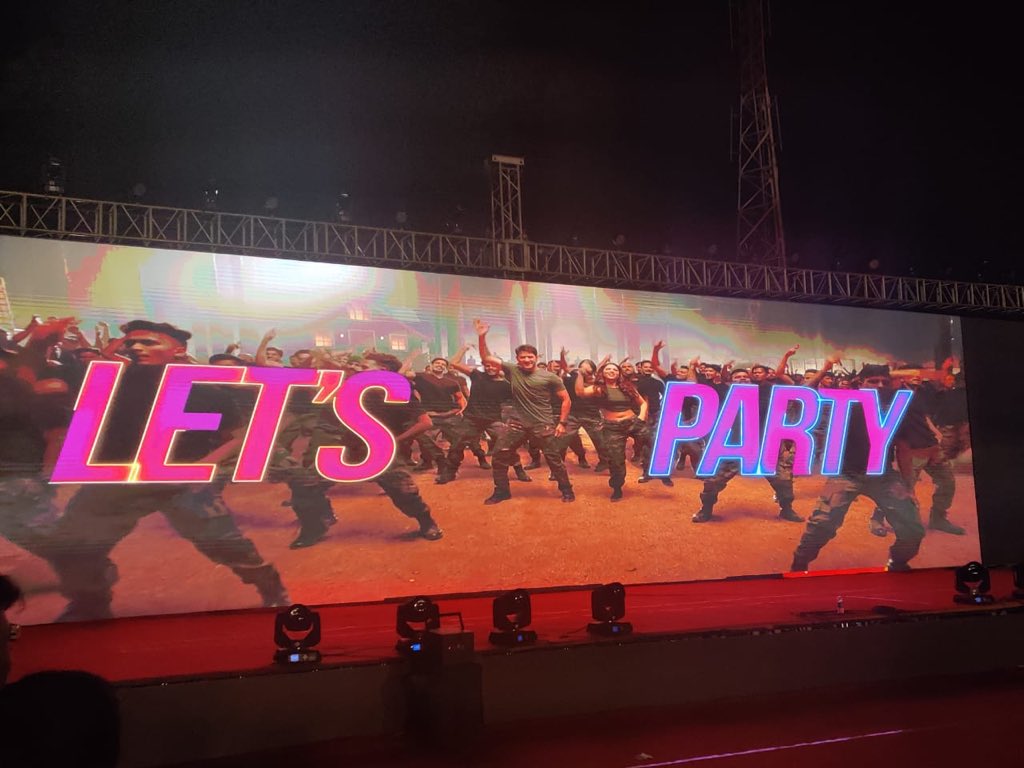 AK Entertainments (@akentsofficial) on Twitter photo #DaangDaang Song launched at Visakha Utsav 🔥
Stay tuned to <a href="/Akentsofficial/">AK Entertainments</a> for the link #DaangDaang Song launched at Visakha Utsav 🔥
Stay tuned to <a href="/Akentsofficial/">AK Entertainments</a> for the link