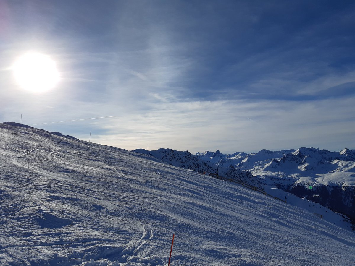 LouPiccoloEdits's tweet photo. Here's another #stetski #stetwalk @EditingUK 
Another delicious day on the ski runs. Feeling the thigh burn...
#mauriennisezvous #lanorma https://t.co/f68O7MtVxd