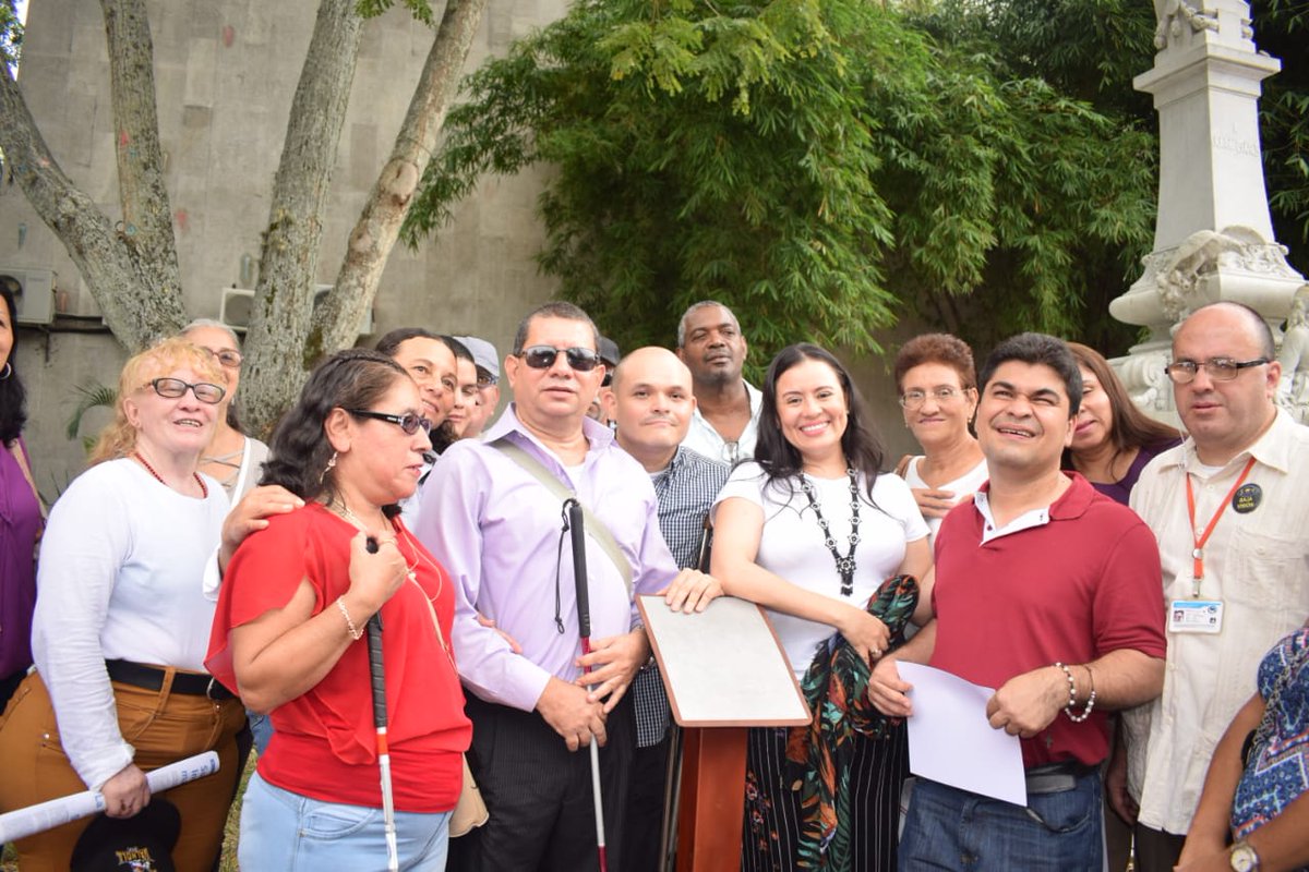 a_carolinacampo's tweet photo. Ayer realizamos la entrega del primer sistema de braille para monumentos, con el fin de que las personas con discapacidad visual tengan acceso a la descripción de las esculturas.

El monumento de Efraín y María fue el primero en tenerlo. Trabajamos por la inclusión con amor. https://t.co/yPnSUOMGQN