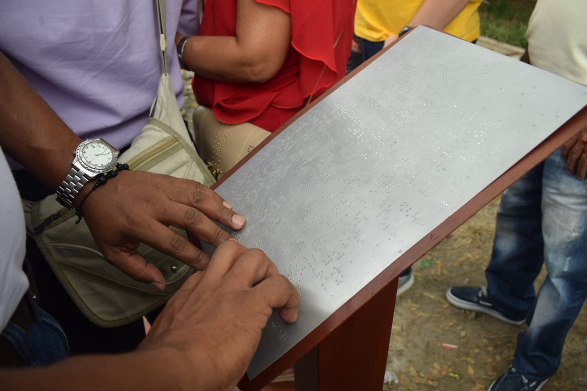 a_carolinacampo's tweet photo. Ayer realizamos la entrega del primer sistema de braille para monumentos, con el fin de que las personas con discapacidad visual tengan acceso a la descripción de las esculturas.

El monumento de Efraín y María fue el primero en tenerlo. Trabajamos por la inclusión con amor. https://t.co/yPnSUOMGQN