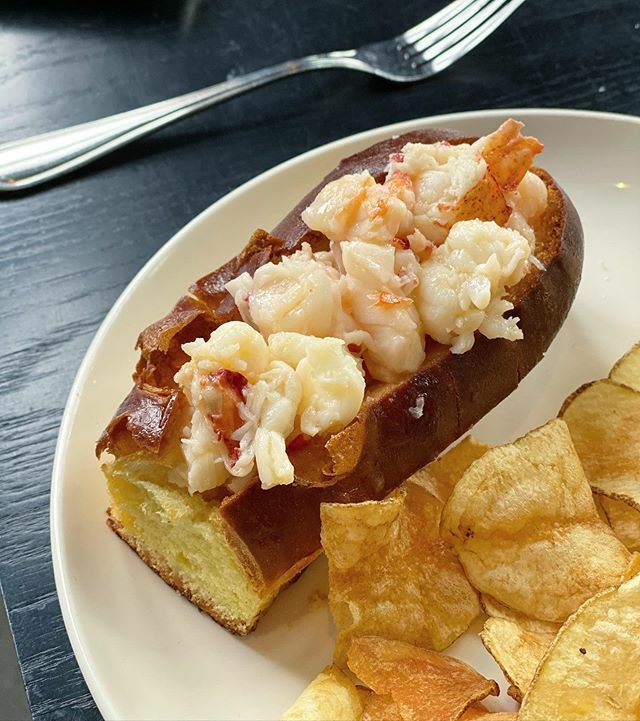 tinyurbankitchn's tweet photo. Hot buttered lobster roll π¦ + π₯ + π§ = π @row34 #tinyurbanboston #tinyurbanchristmas #lobsterroll #bostonlobster #hotbutteredlobsterroll #homefortheholidays #bostonblogger #bostonigers #fortpoint https://t.co/swAQzmRTcN https://t.co/ooHfK4ygtB