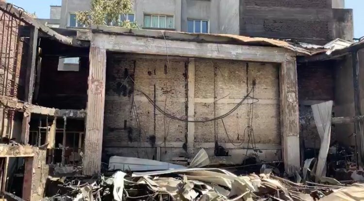 Así quedó la sala principal del Cine Arte Alameda: completamente destruída. Ayer, cuando partió el incendio, había función y se proyectaba la película “Joker”.
