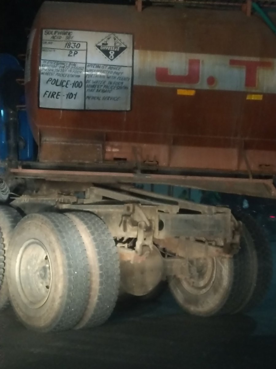 J4Jindal's tweet photo. @agra_dm Tank full of liquid sulphuric acid,roaming on the city roads is not a good direction for coming new year.
#Taking U-Turn towrds madhunagar crossing under the nose of traffic guards at 08:18 P.M today
Be Alert Be Safe https://t.co/Ht5gAEWRa8