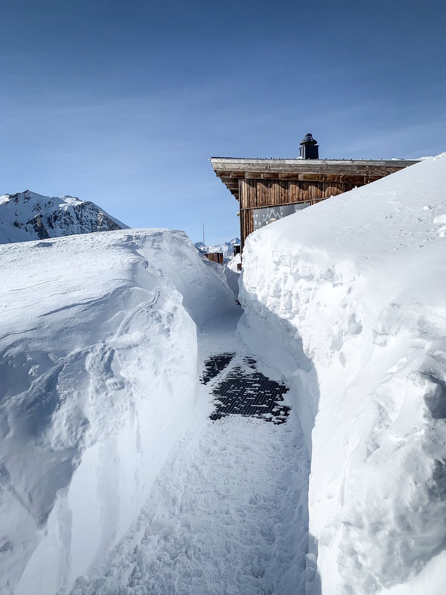 Valfrejus's tweet photo. Il y a « un peu » de neige par là-haut... ❄️😱
#PuntaBagna https://t.co/O2lwpepcGE