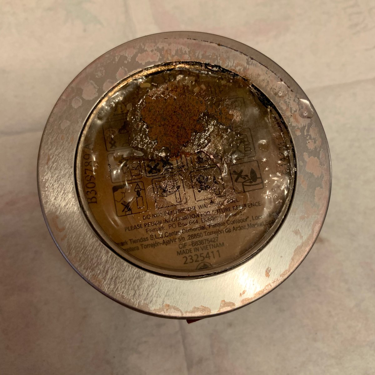 RozChamps's tweet photo. @Primark nearly had our whole Christmas ruined and our house almost catch fire after this candle we’d been burning for just over an hour set alight in a huge flame in a matter of seconds. So scary. Thanks #primark https://t.co/34bqIyc6Uj