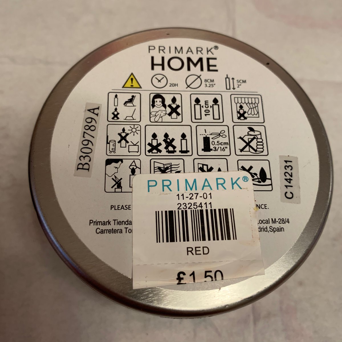 RozChamps's tweet photo. @Primark nearly had our whole Christmas ruined and our house almost catch fire after this candle we’d been burning for just over an hour set alight in a huge flame in a matter of seconds. So scary. Thanks #primark https://t.co/34bqIyc6Uj