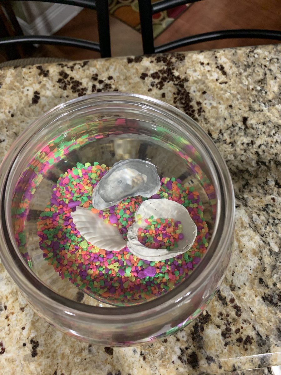SMich_elle's tweet photo. Two fish became no fish .... why bc “somebody” changed the water, made it too hot and then they became heaven’s fish 🤯🤦‍♀️  then “he” says it’s ok I’ll just get them some more. 💆🏽‍♀️ #preachhedge  this fish eulogy. 😂🤣😂🤣 @LBHedgemon https://t.co/hqTWNVn9pf