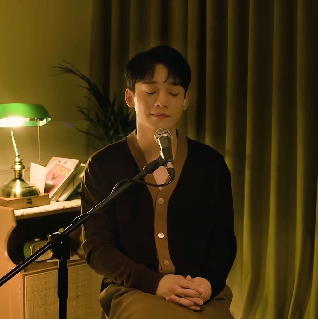 kjddoingthings's tweet photo. you know what matters most Jongdae is happy and peaceful while singing 
#8YearsWithCHEN https://t.co/oK7UawAdlM