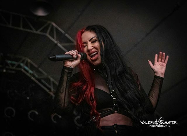 Valerie_1995's tweet photo. New Years Day in Munich, 16.11.19 :) #ashcostello #newyearsday #newyearsdayband #live #concert #show #rock #rockmusic #metal #metalmusic #alternative #music #singer #american #band #rockband #concertphotography #musicphotography, gigphotography #valeries… https://t.co/yZ7qPSyNh0 https://t.co/8y5oy1Rtn7
