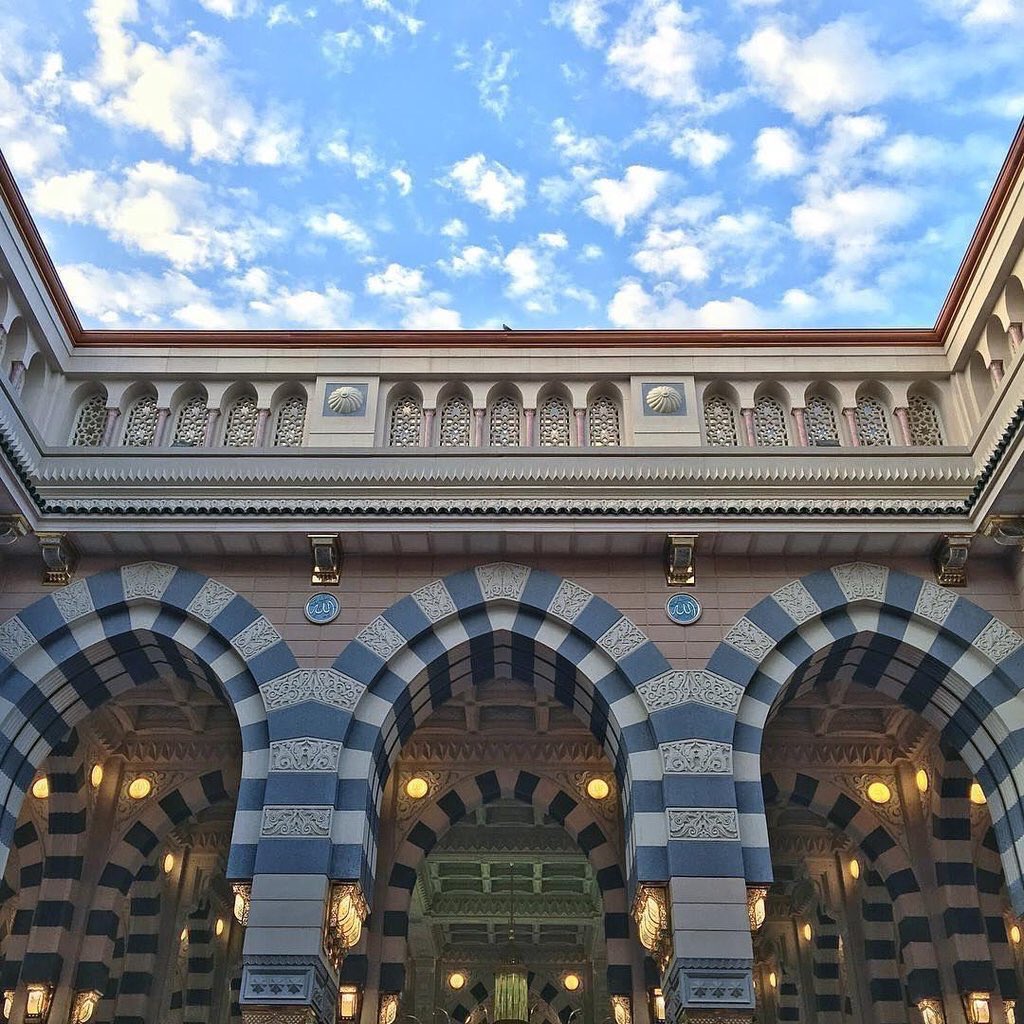 ( هنالك"دعا زكريا ربه" )

استثمر  وجودك في زحـام الداعين ،
وفي جموع الخاشعين لله والمصلين ،
حيث تفيض الرحمات وتحل قريباً منك ،
فهو من مظان الإجابة وكن على ثقه بربك .