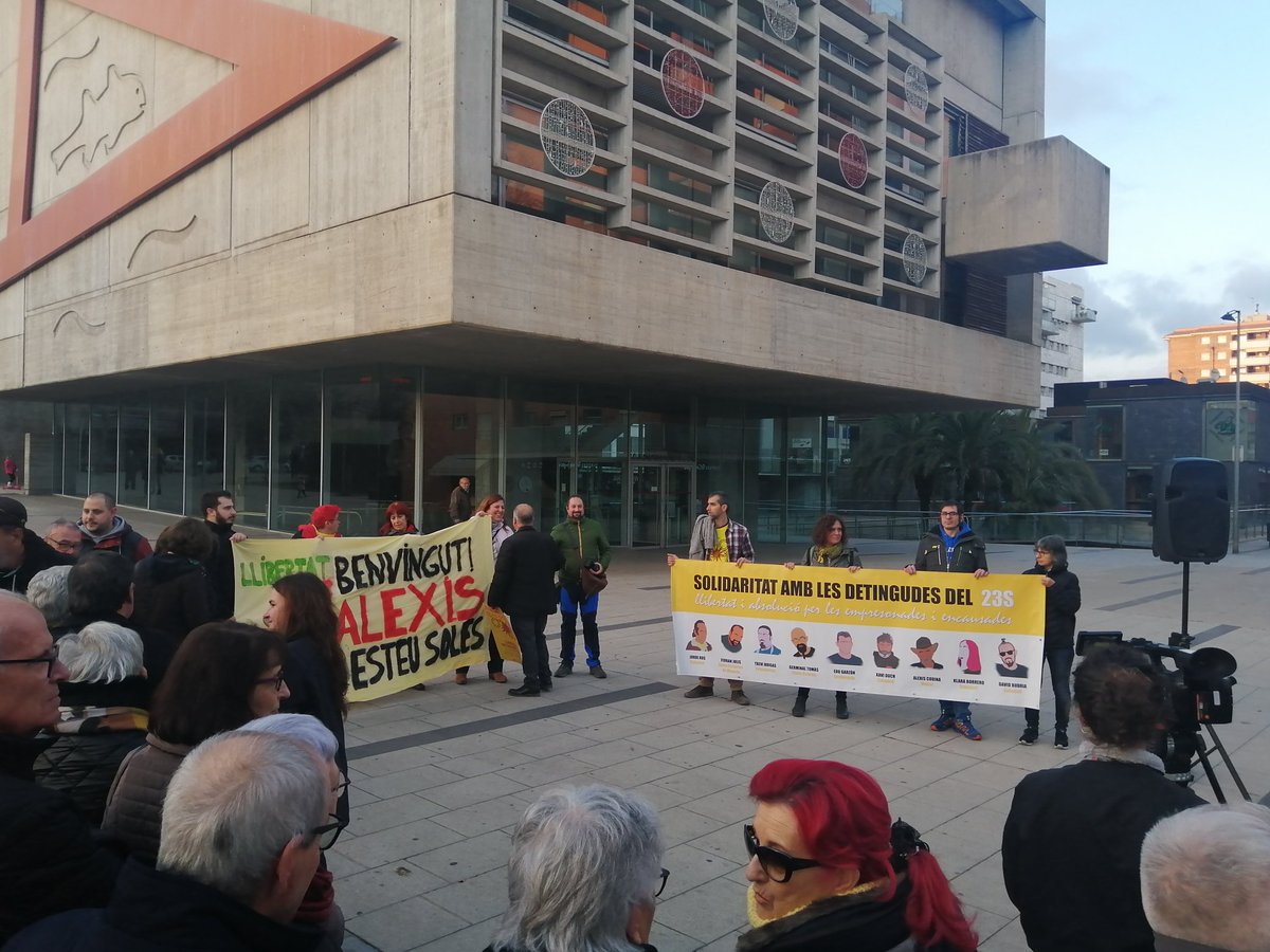 El_KaliTxeT's tweet photo. Sempre amb les que lluiten ✊

Encenem la flama de la solidaritat 🔥

#NoEsteuSoles
#LlibertatDetingudes23S
#AbsolucioDetingudes23S https://t.co/jrxGFUGdU8