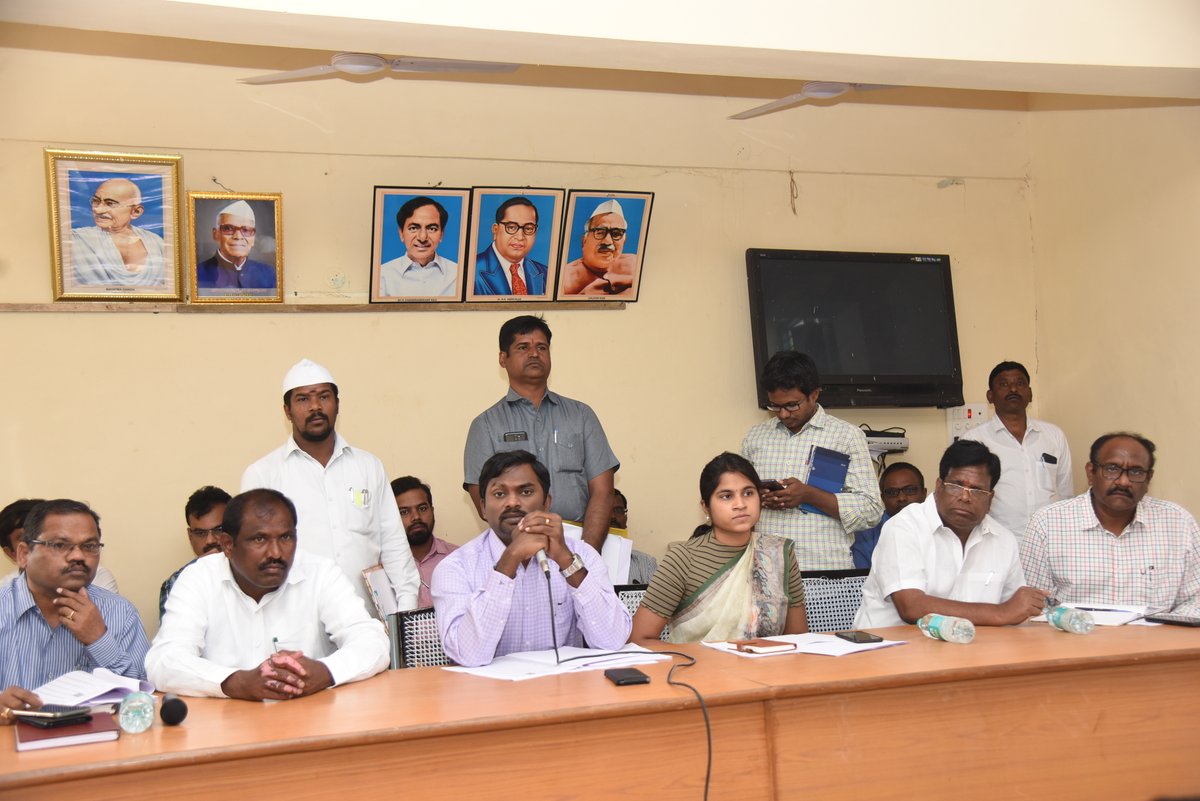 Collector_MBNR's tweet photo. Dist. Collector held a meeting with Sarpanches,Panchayat Secretaries,FAs,TAs of Nawabpet Mandal to review the progress of construction works of soak pits,dumping yards &amp; crematoria in the mandal.

Meeting also discussed the progress of @HarithaHaram.
@DRonaldRose
@kranthi_valluru https://t.co/roi1wVmTrg