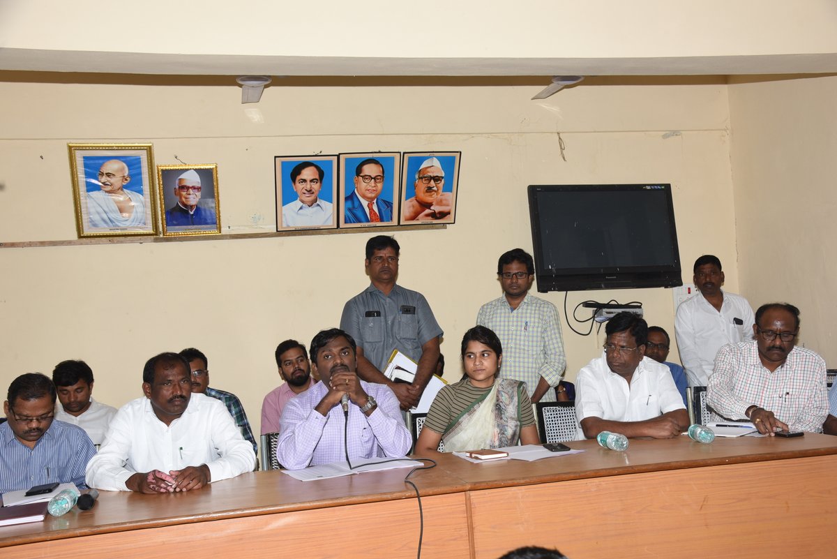 Collector_MBNR's tweet photo. Dist. Collector held a meeting with Sarpanches,Panchayat Secretaries,FAs,TAs of Nawabpet Mandal to review the progress of construction works of soak pits,dumping yards &amp; crematoria in the mandal.

Meeting also discussed the progress of @HarithaHaram.
@DRonaldRose
@kranthi_valluru https://t.co/roi1wVmTrg