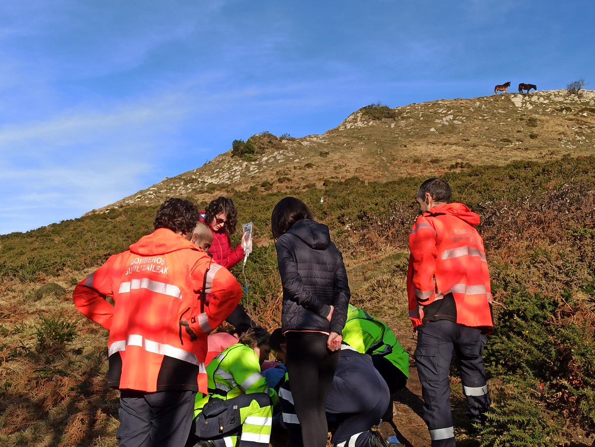 bomberos_na's tweet photo. Rescatamos a una montañera que se ha fracturado un tobillo en el monte #Azalegi. Trasladada en helicóptero medicalizado al #CHN.
@bomberos_na
Parque de #Burguete
@snsalud_na https://t.co/s22q83sFgO