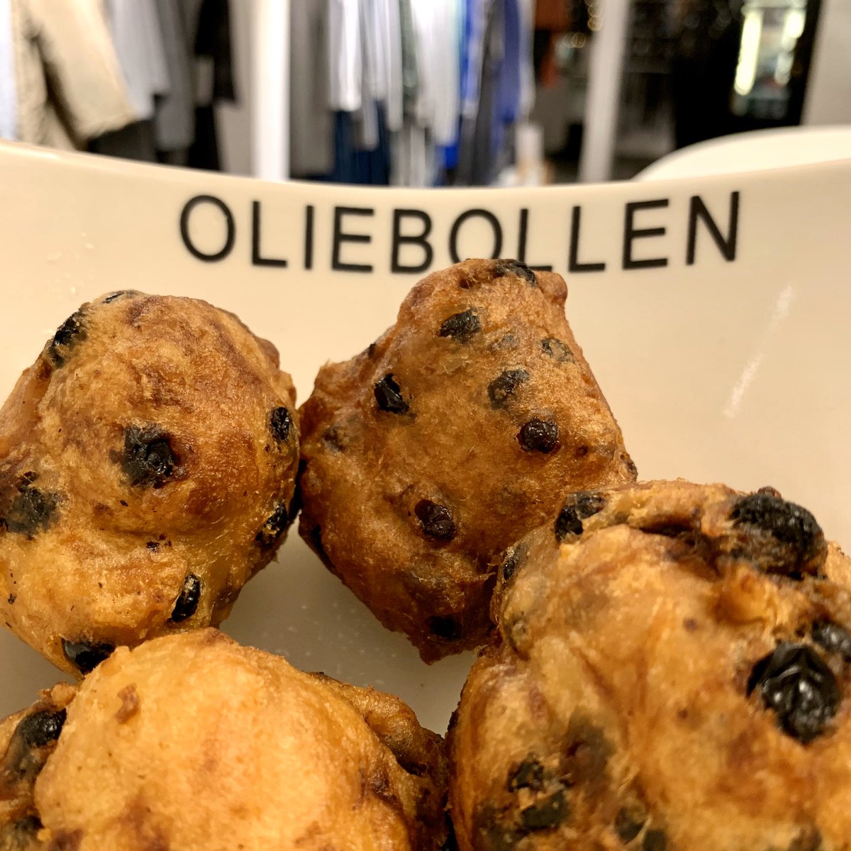 freekmode's tweet photo. #koopzondag, maandag en dinsdag hebben we lekkere #oliebollen. https://t.co/QnPmkwOJgT