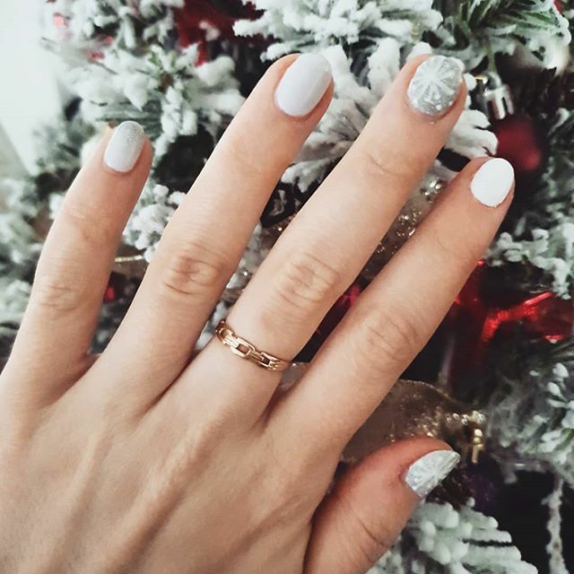 polibubbles's tweet photo. No snow outside but at least there is snow flakes on my nails 🎄❄💅
.
.
.
.
#nailart #nails #nailsofinstagram #nails2inspire #snowflakenails #christmastime #theeverygirl #inspo #potd #photooftheday https://t.co/BrCYJvq89q