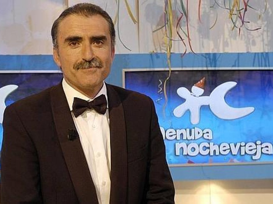 NOTICION!!!!
Como ya sabéis este año canal Sur va a emitir las campanadas desde San Sebastián ... Pues nosotros el mismo día de nochevieja recibiremos en nuestro bar al grandísimo Juan y medio, que hará algunas entrevistas entre los presente!!
Os esperamos!! 👏👏👏