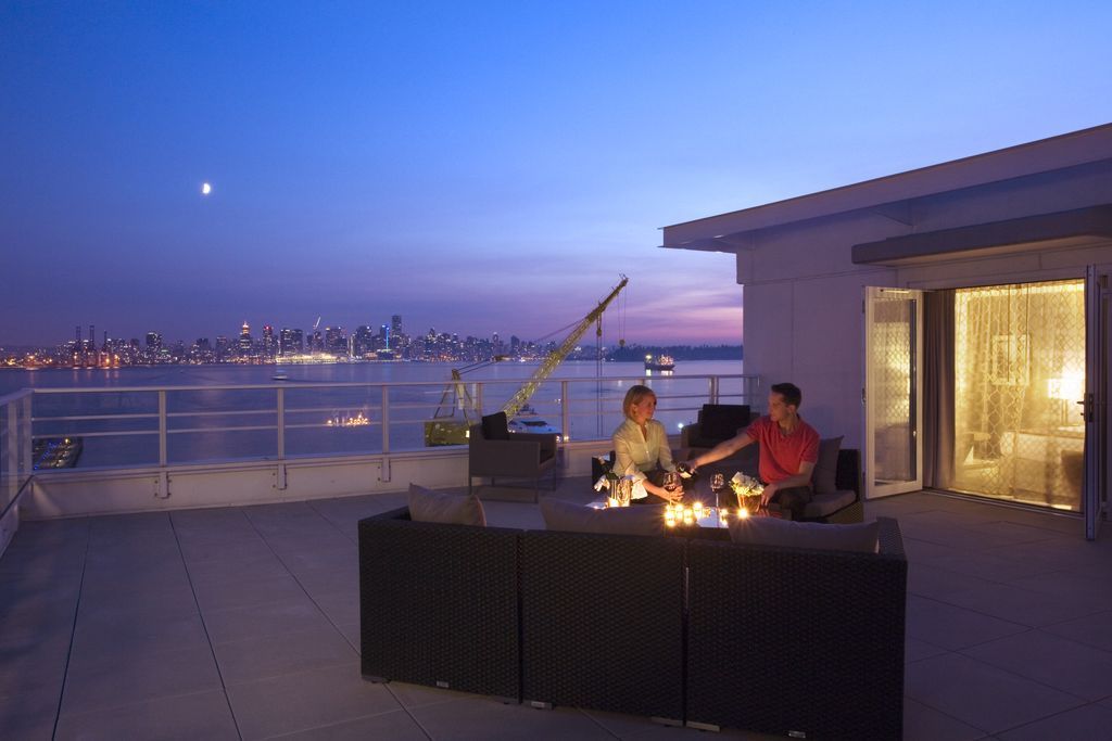 Waterfront Romance was on our Christmas list 💘 
Select this package and stay in our Harbourview room, enjoy a 3-course dinner for two in our Lobby Restaurant, and have a bottle of sparkling wine with some chocolate covered strawberries 🍓
More info >> buff.ly/2Pr1NO5