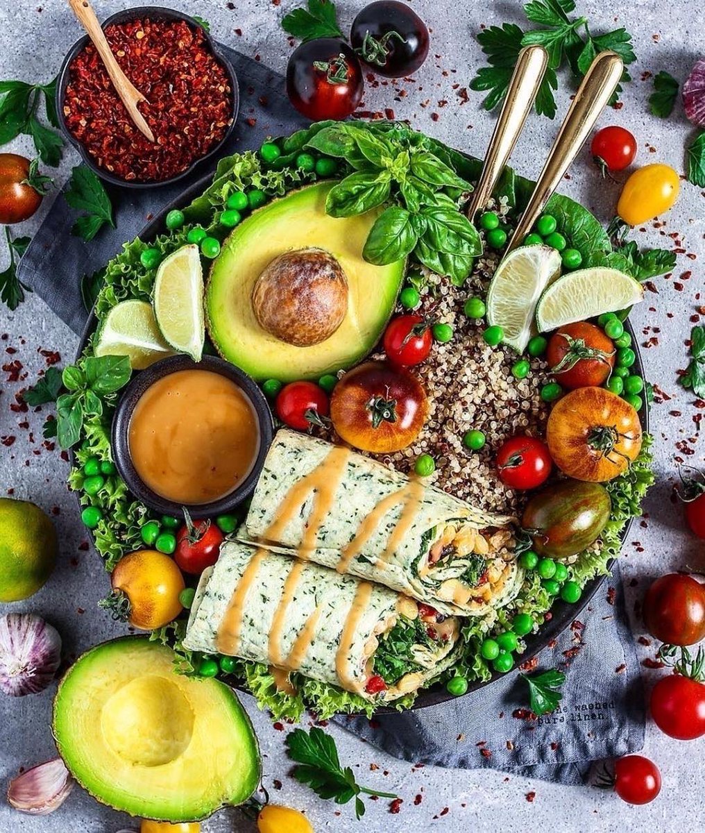 veganphoebe's tweet photo. 🥗 Quinoa buddha bowl with baby kale chickpea hummus wraps, avocado, different types of tomatoes, lettuce and peas + sweet miso sesam lime dressing for dinner today 😍🥑🍃 What's you favorite type of tomatoes? 🍅 https://t.co/IPinY9N2OP