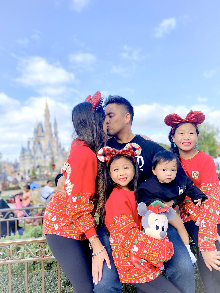 _itsATeam's tweet photo. Currently falling more in love at @WaltDisneyWorld ♥️✨ 

#DisneyWorld #disneyfam #disneyparkslive #disneyparks #Disney #holidays #SaturdayMorning #NEWEVE #IAmPreparedFor #NewYear #NewYear2020 #WaltDisneyWorld #MagicKingdom #family #vacation #SaturdayVibes #disneyparkslive https://t.co/gDed0Cw95f