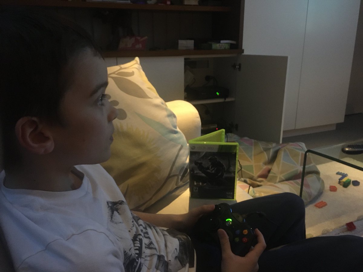 JamesScarrow's tweet photo. Somebody enjoying their first Halo experience! #youneverforgetyourfirsttime https://t.co/HRiO21WxW0