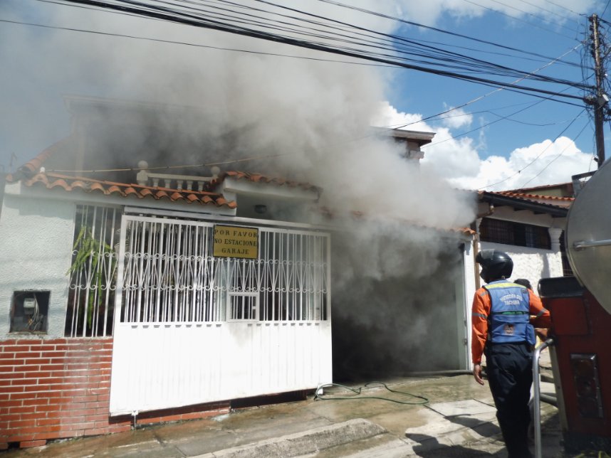 fireman4792000's tweet photo. Incendio estructural Barrio Ambrosio Plaza,Pueblo Nuevo 2-139 propiedad Maria d Gonzalez camioneta pick Chevrolet S-10 P/ A47CM6S Unidades 26 Combate,Alfa 28,B/M"Cmdte.(B) @luishortua mandoP/T(B)J.Casanova  Solo pérdidas materiales.(P/T(B)JRR) @DGNBRedanAndes @DGNBEnLinea https://t.co/CQbNHNmuKP