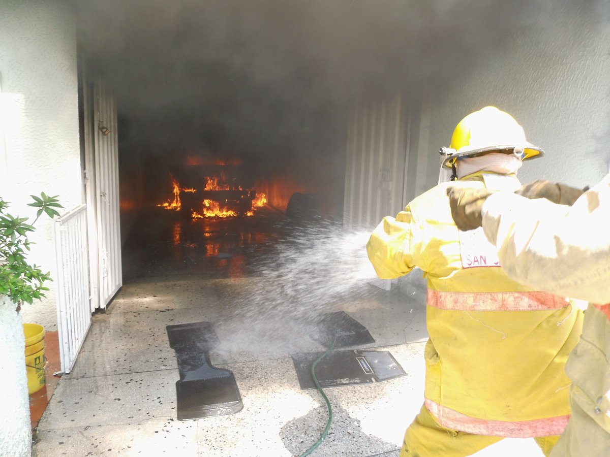 fireman4792000's tweet photo. Incendio estructural Barrio Ambrosio Plaza,Pueblo Nuevo 2-139 propiedad Maria d Gonzalez camioneta pick Chevrolet S-10 P/ A47CM6S Unidades 26 Combate,Alfa 28,B/M"Cmdte.(B) @luishortua mandoP/T(B)J.Casanova  Solo pérdidas materiales.(P/T(B)JRR) @DGNBRedanAndes @DGNBEnLinea https://t.co/CQbNHNmuKP