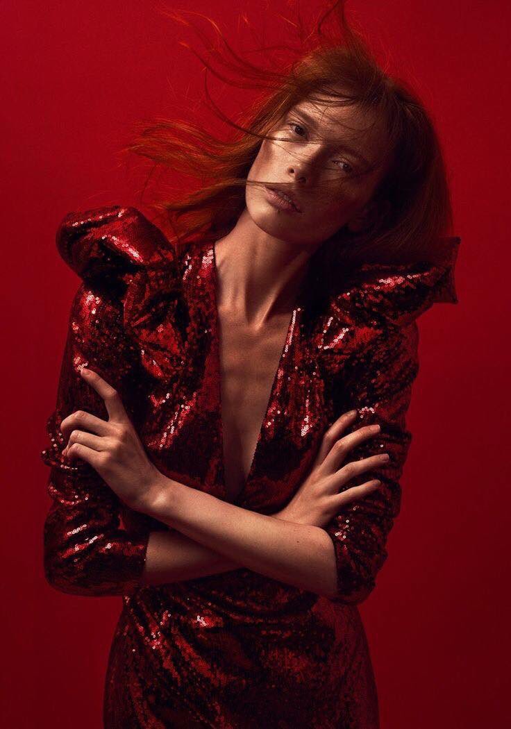 There is a shade of red for every woman...💄

• Model: Julia Hafstrom for Harper's Bazaar Turkey.📸