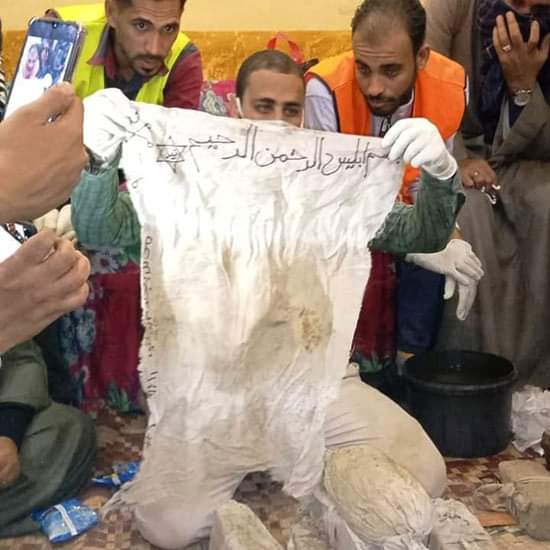 jembali96's tweet photo. Lagi penemuan barangan sihir di sebuah perkampungan di Suhag, Mesir.

Bukan calang2 Egyptian ni. Siap ada baju bertulis 

"بسم ابليس......."
Dengan nama Iblis

Ditemui oleh geng pencuci kubur

Berita pada 25/12/2019
Nak masuk 2020 pon ada lagi dok main bende ni. https://t.co/T7u9238wes