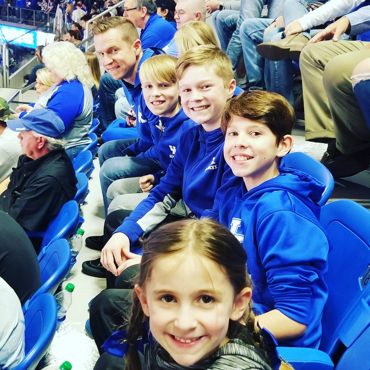 julesmith14166's tweet photo. Brought the whole crew! Keep it up Cats! #WeAreUK https://t.co/RWAaLQjiRp