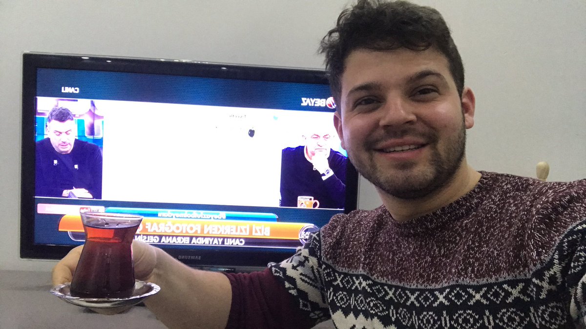 #beyazfutbolmeydanı ertem abi çayımızla izlemeye devam sinan abime bol selam